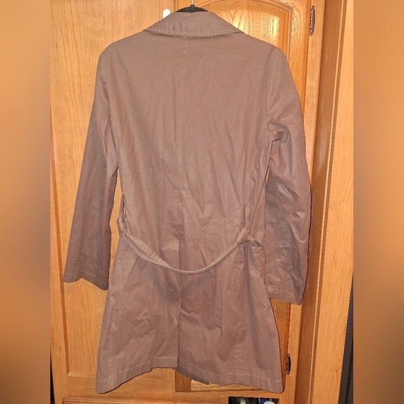 A J. McLaughlin brown trench coat duster in a size medium with a strap. EUC - Picture 5 of 5